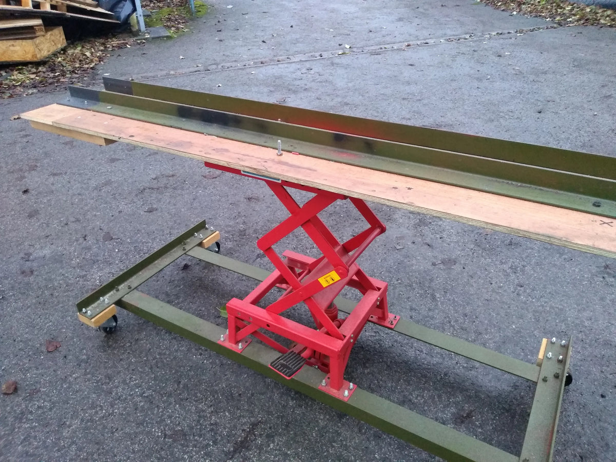 Hydraulic lift bench