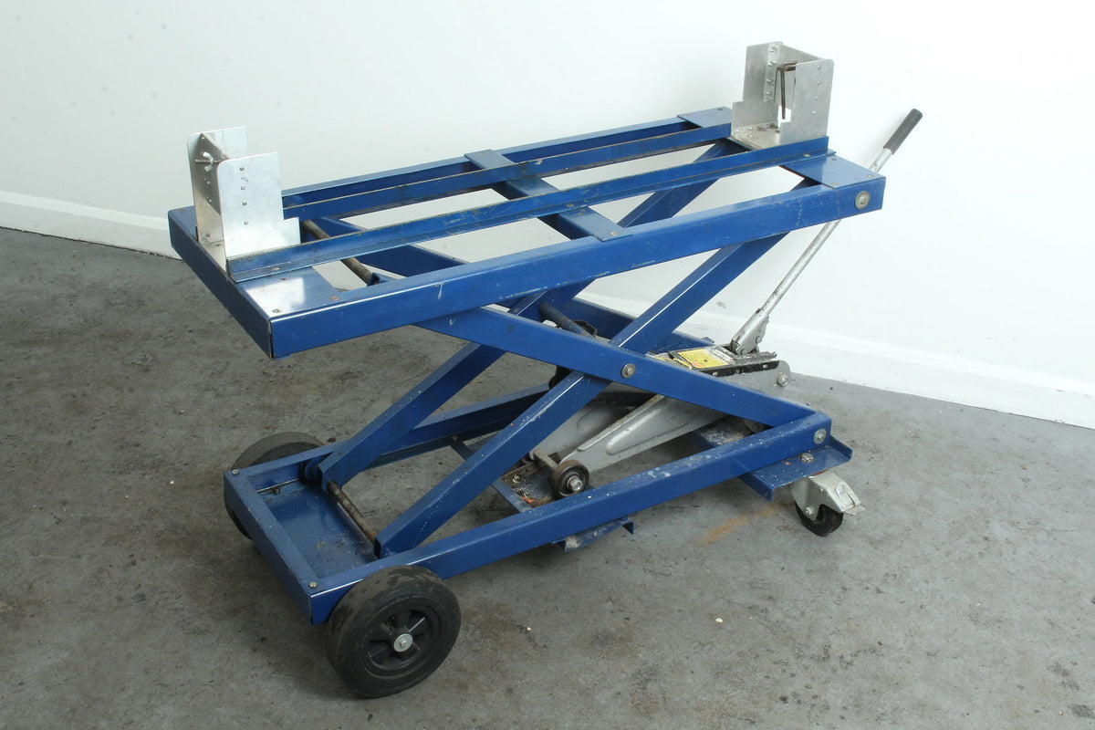 Scissor-lift table for 5 inch gauge locomotive