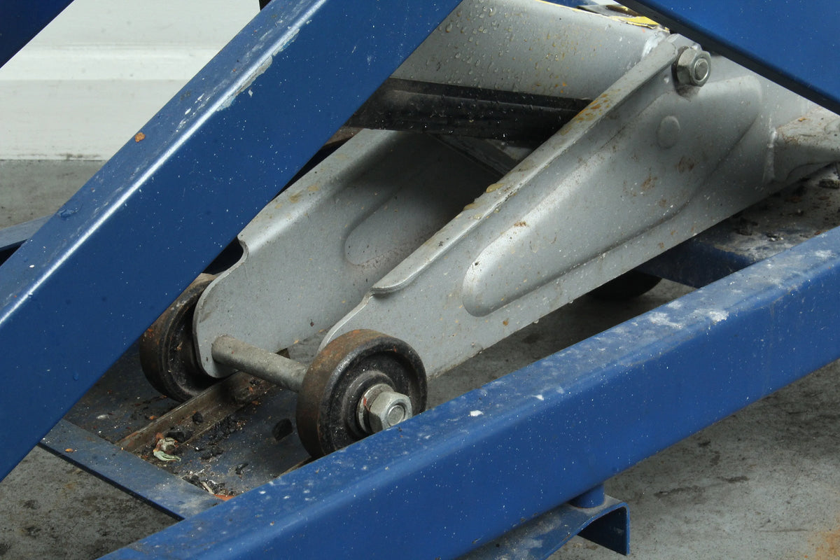 Scissor-lift table for 5 inch gauge locomotive