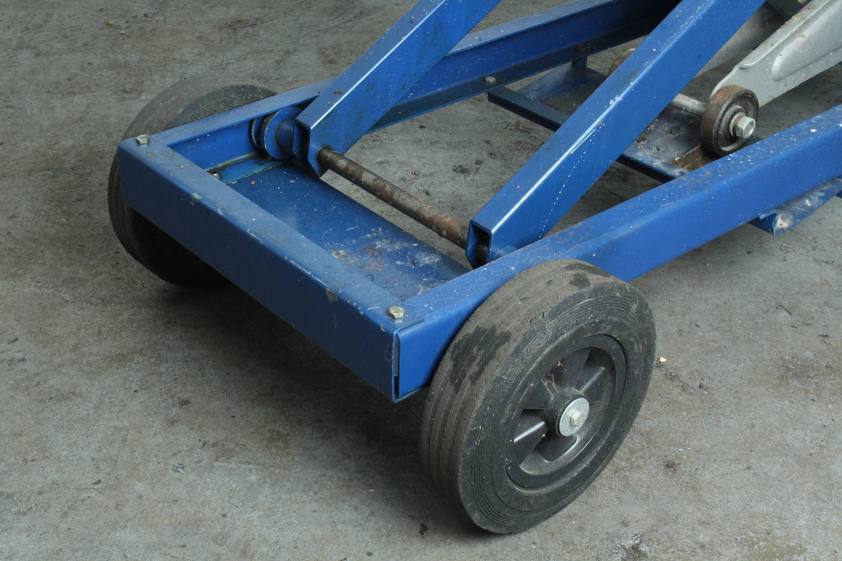 Scissor-lift table for 5 inch gauge locomotive