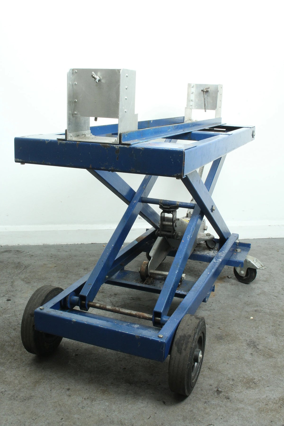Scissor-lift table for 5 inch gauge locomotive