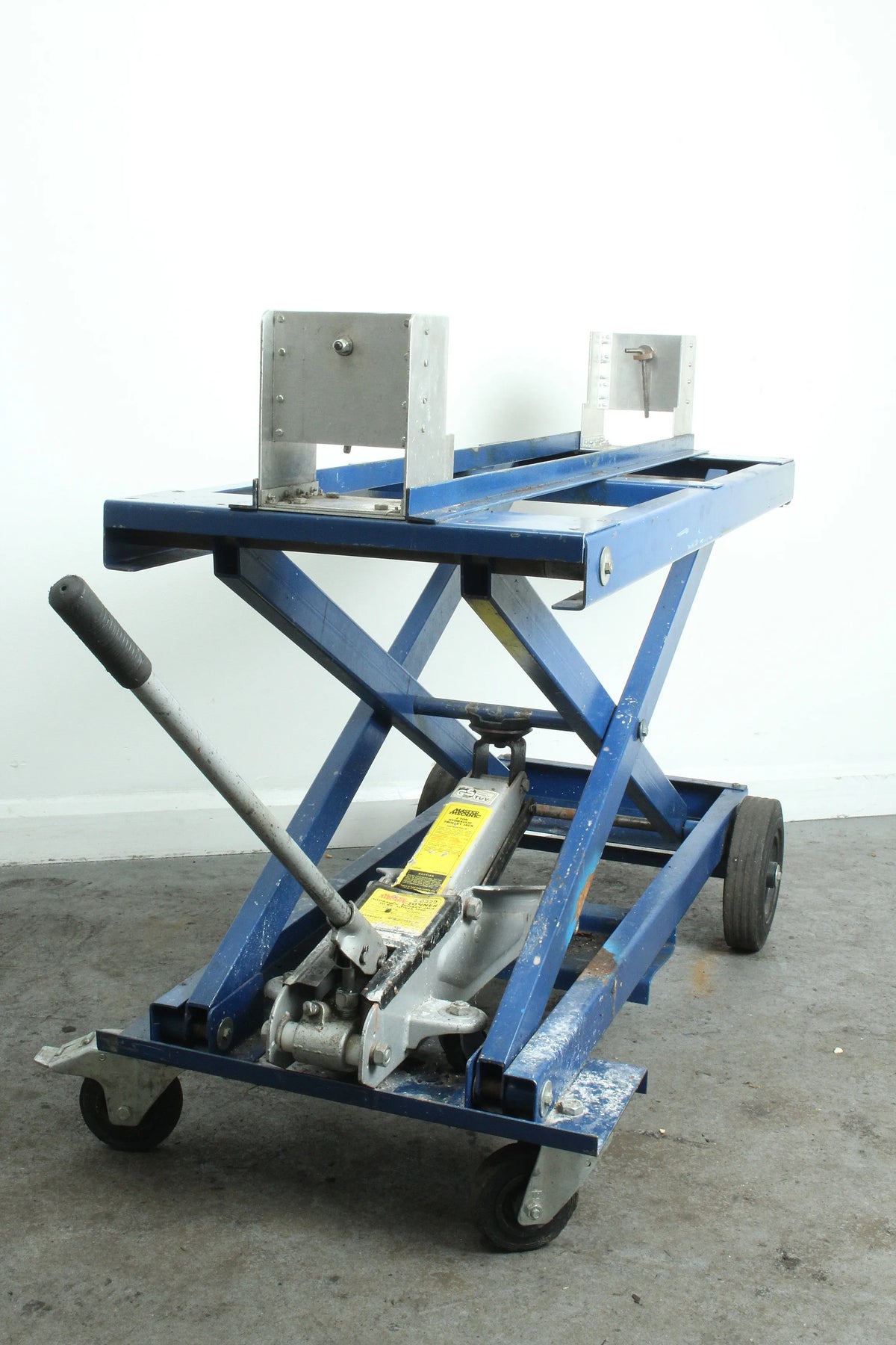Scissor-lift table for 5 inch gauge locomotive