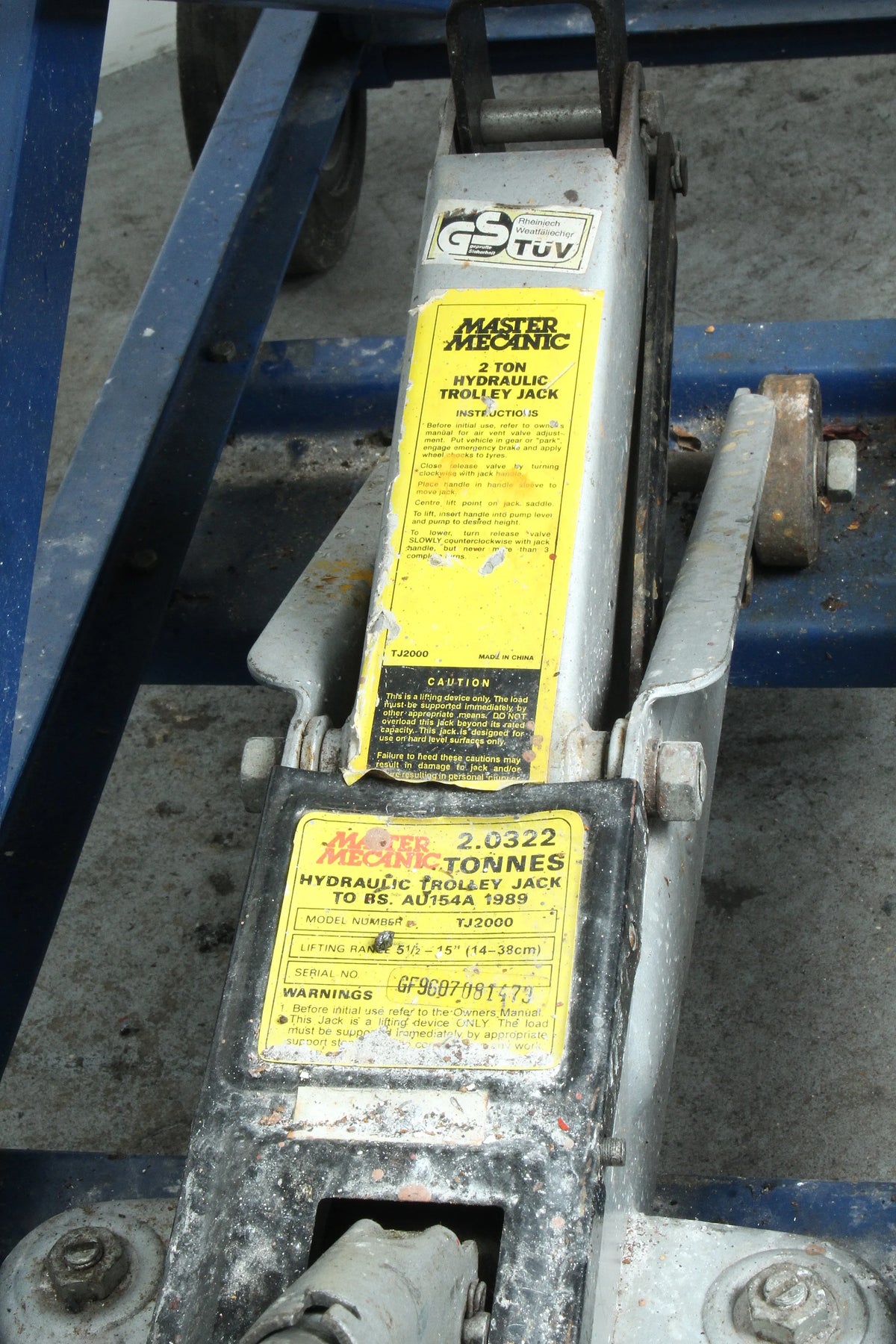 Scissor-lift table for 5 inch gauge locomotive