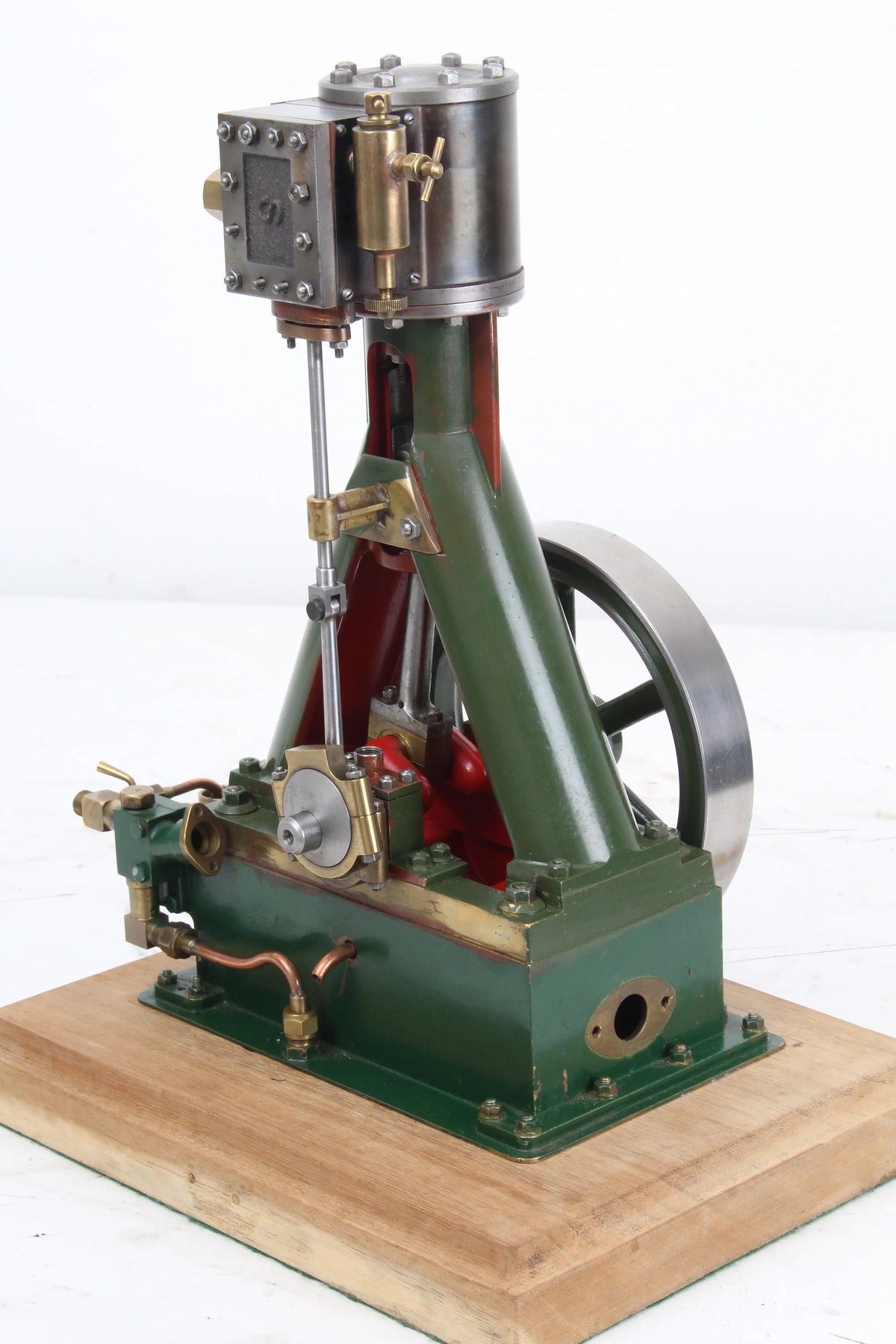 Large single cylinder vertical steam engine