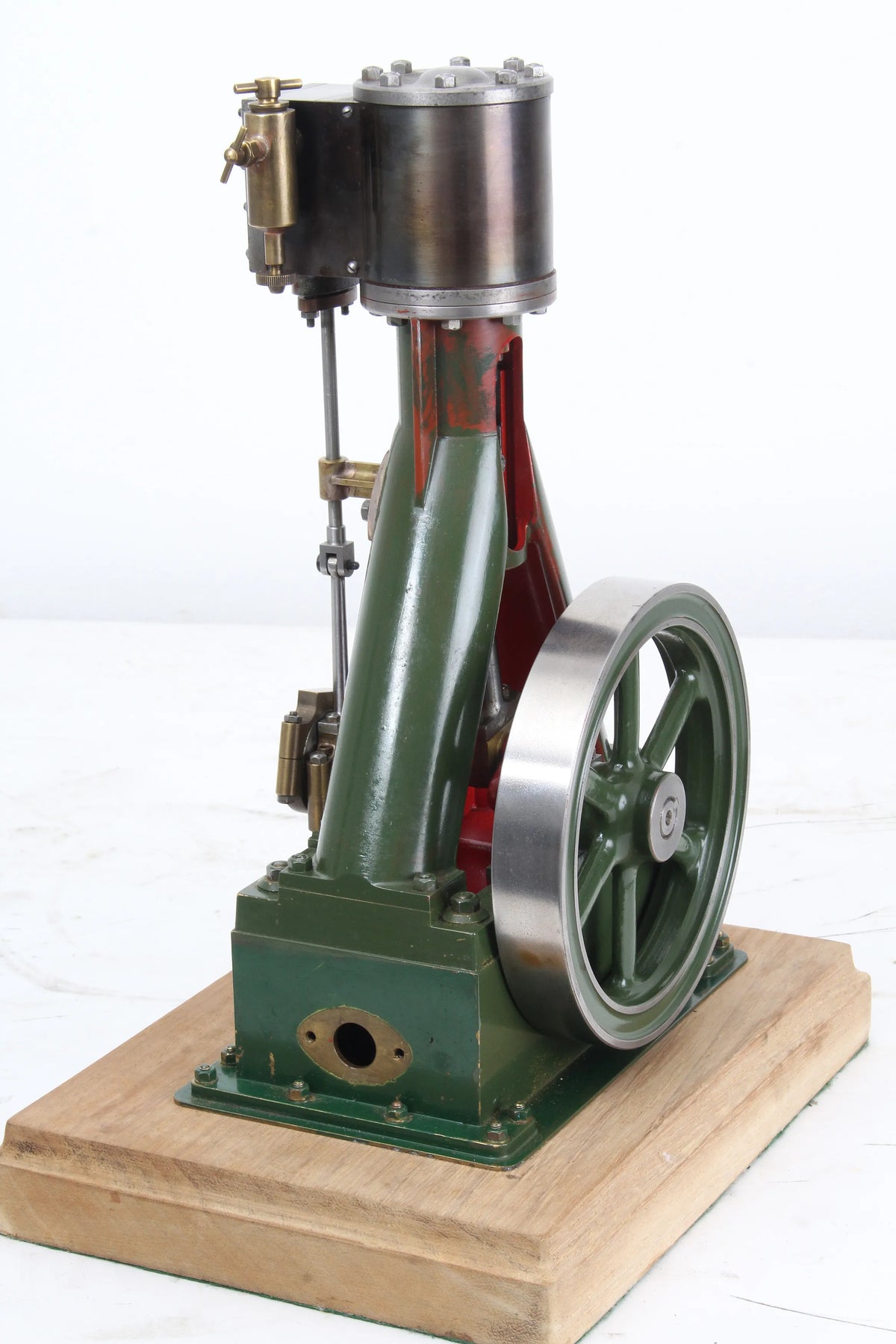 Large single cylinder vertical steam engine