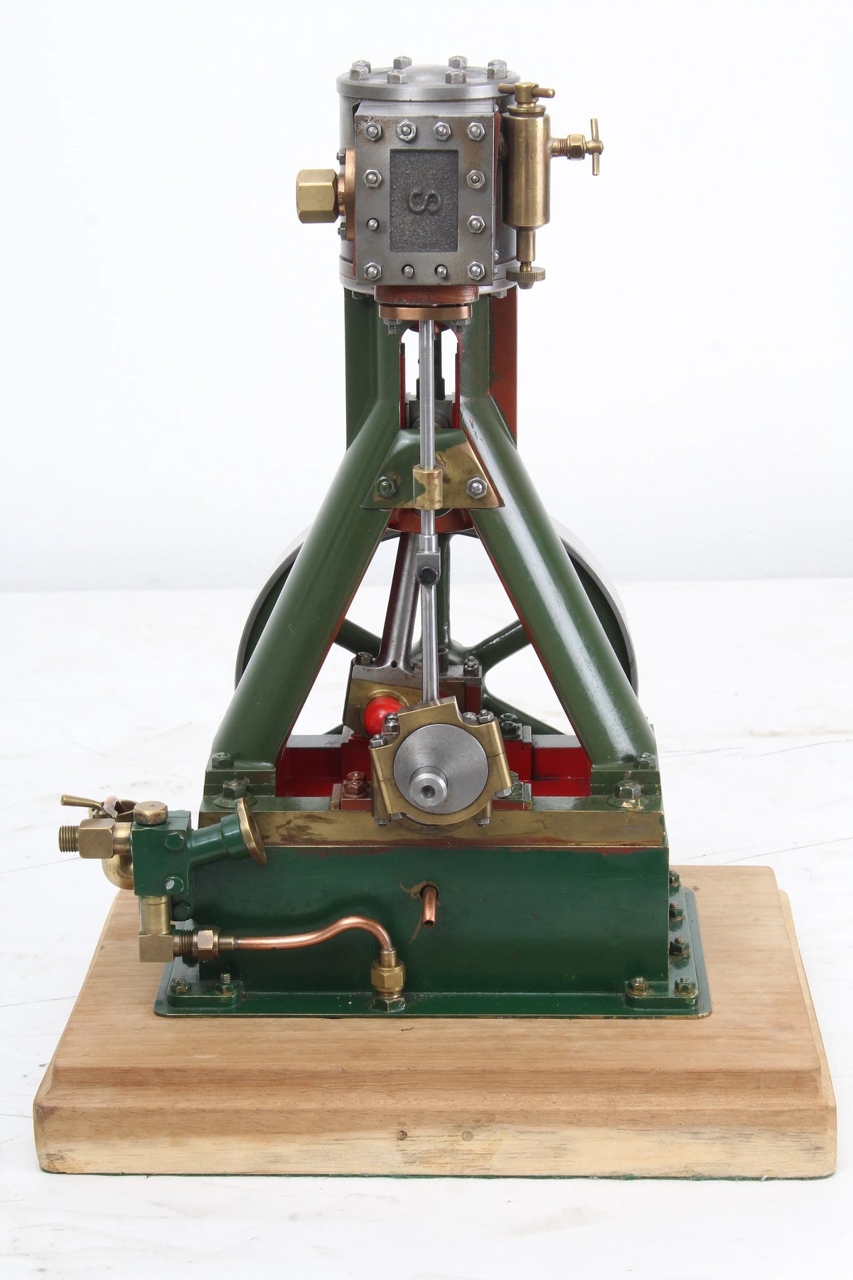 Large single cylinder vertical steam engine