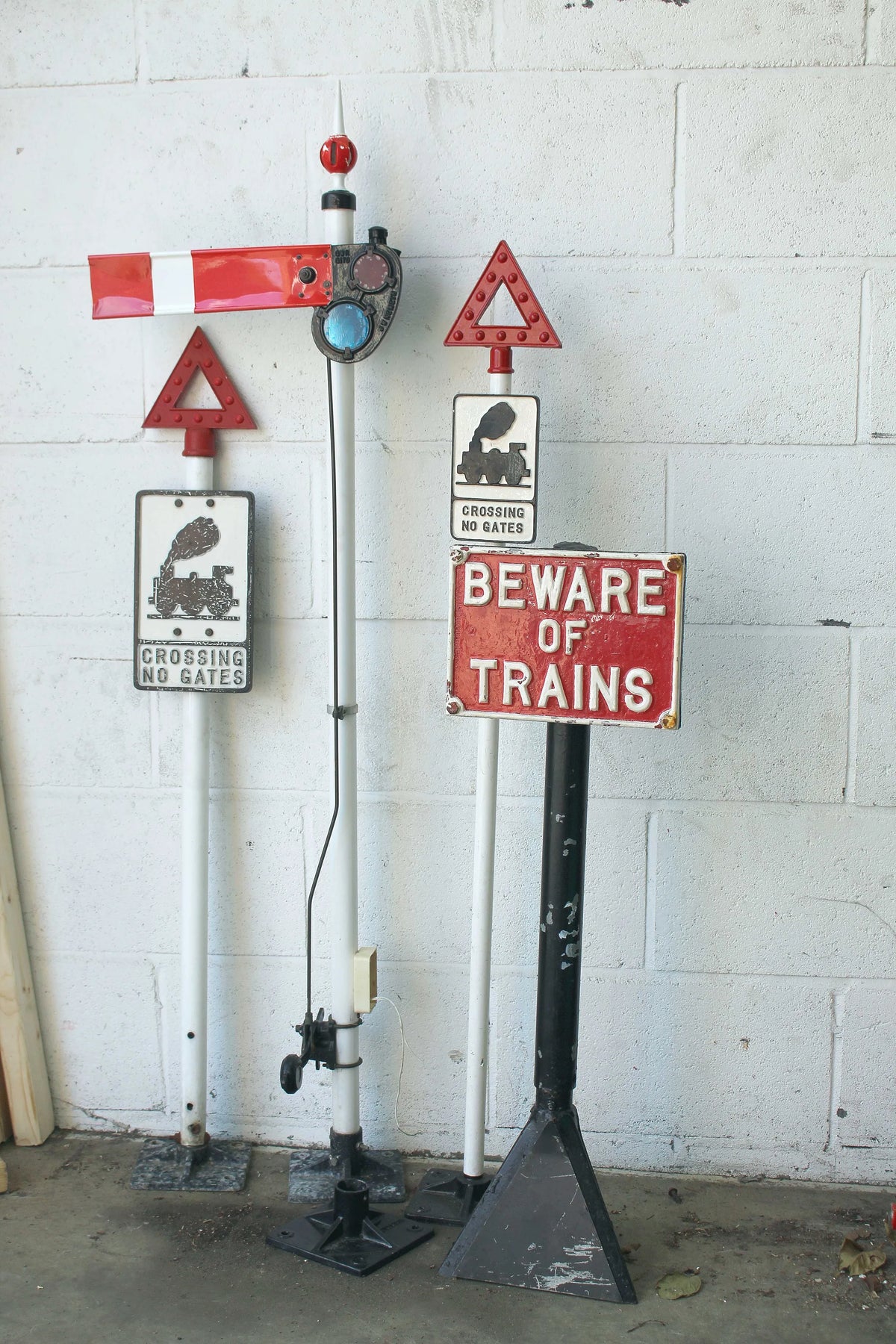 Lower quadrant home signal & various cast signs - Stock code 8487