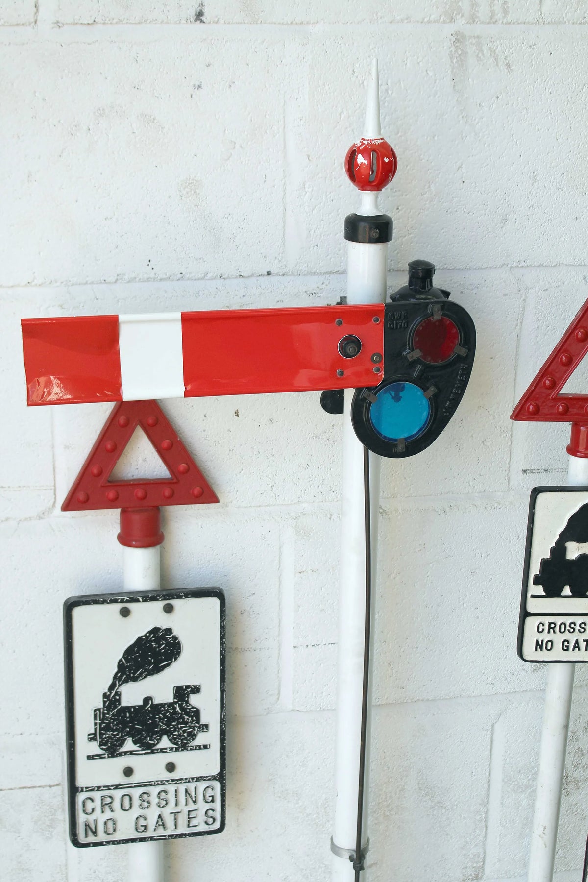 Lower quadrant home signal & various cast signs - Stock code 8487