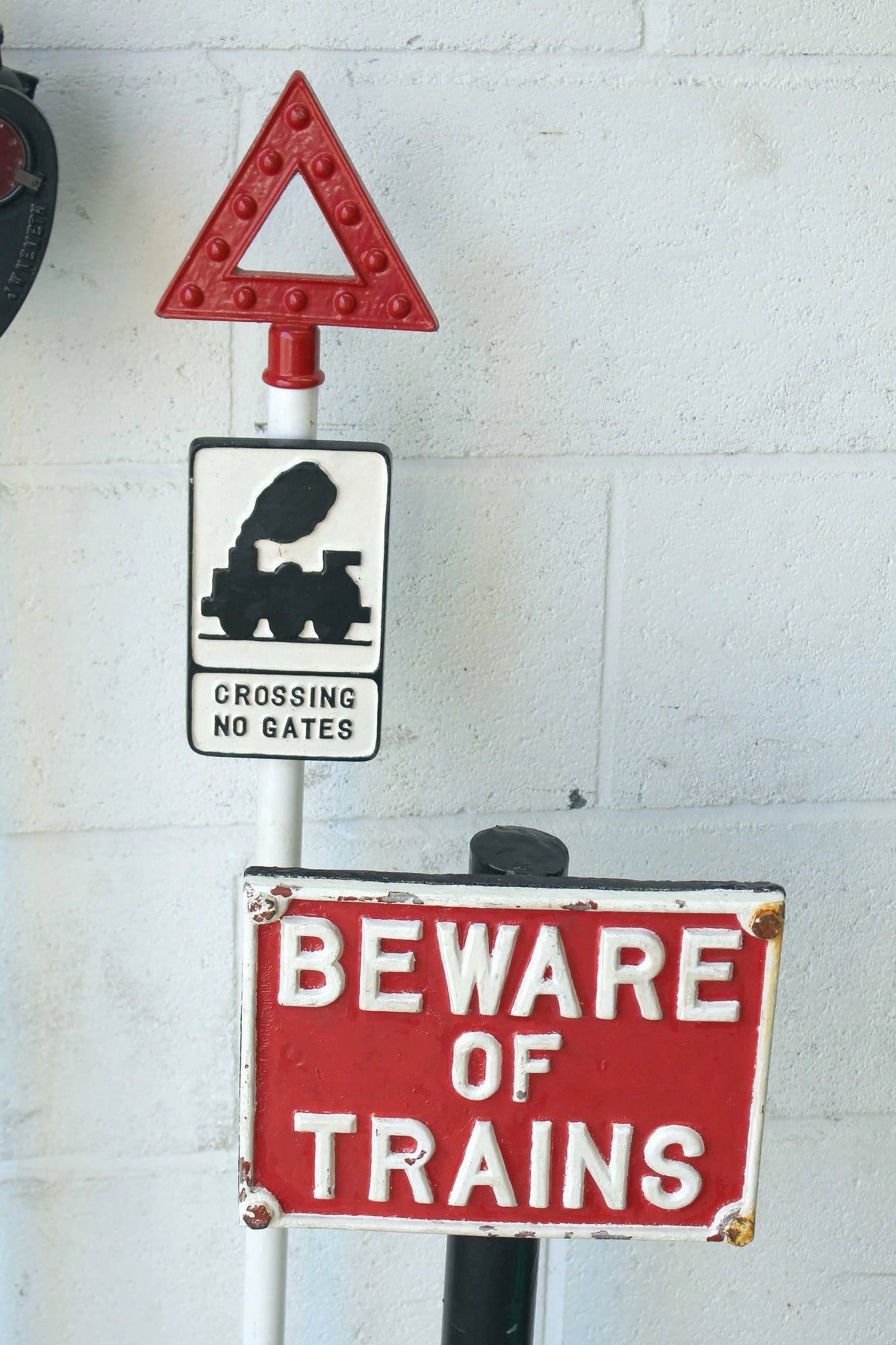 Lower quadrant home signal & various cast signs - Stock code 8487