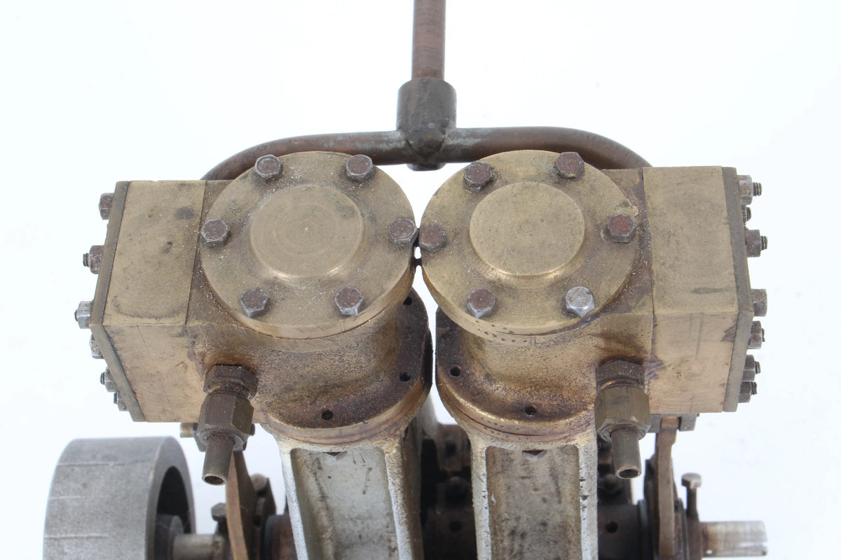 Twin cylinder vertical engine