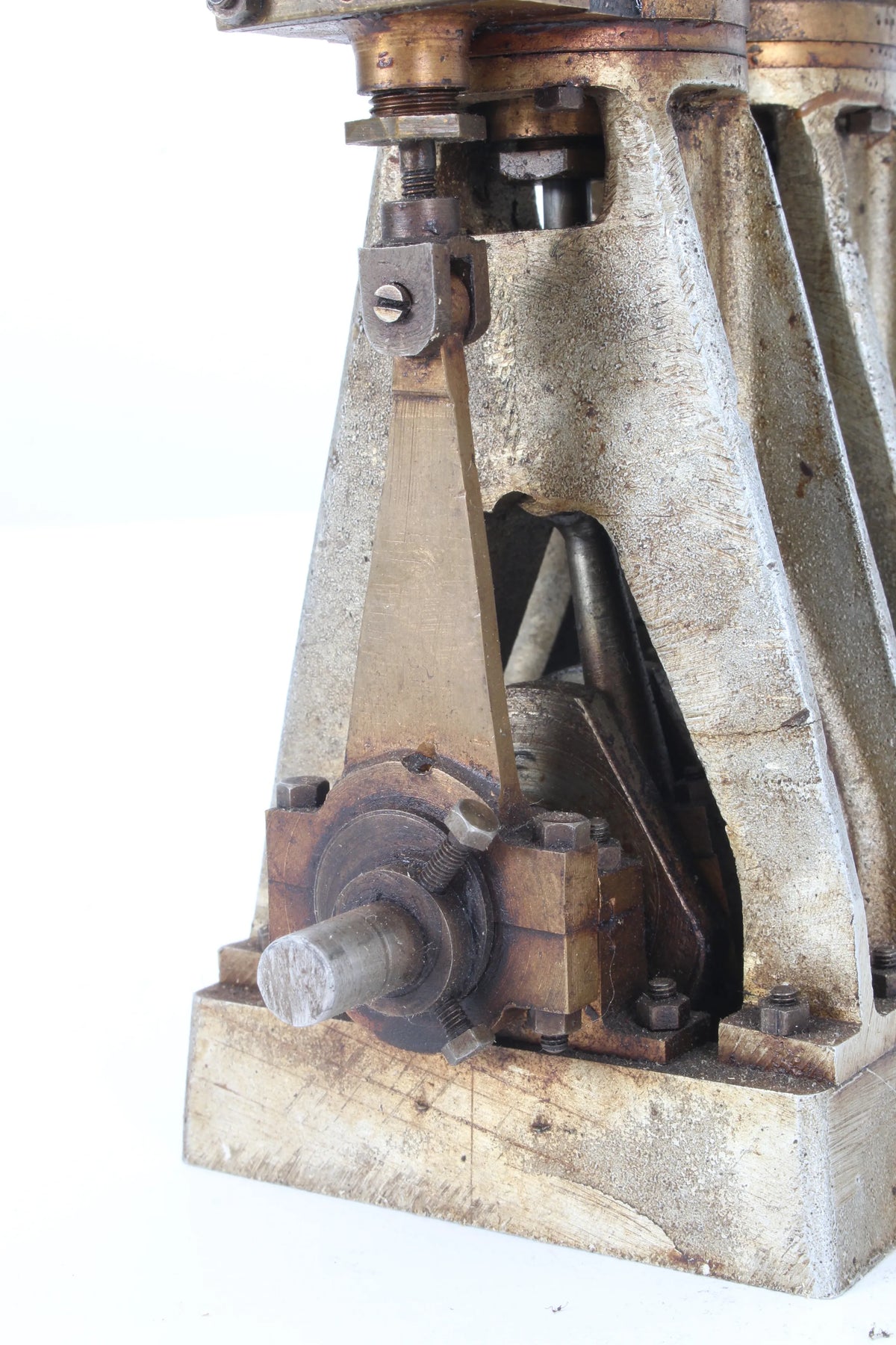 Twin cylinder vertical engine