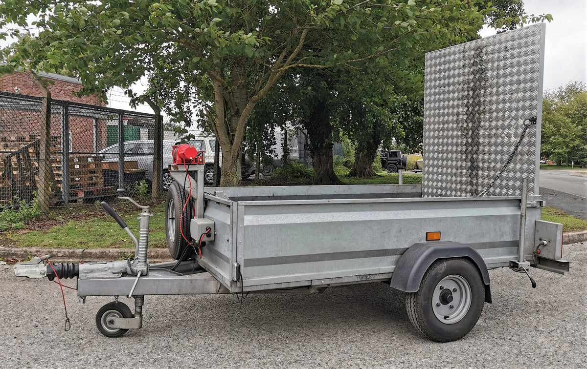 Single axle braked trailer with electric winch