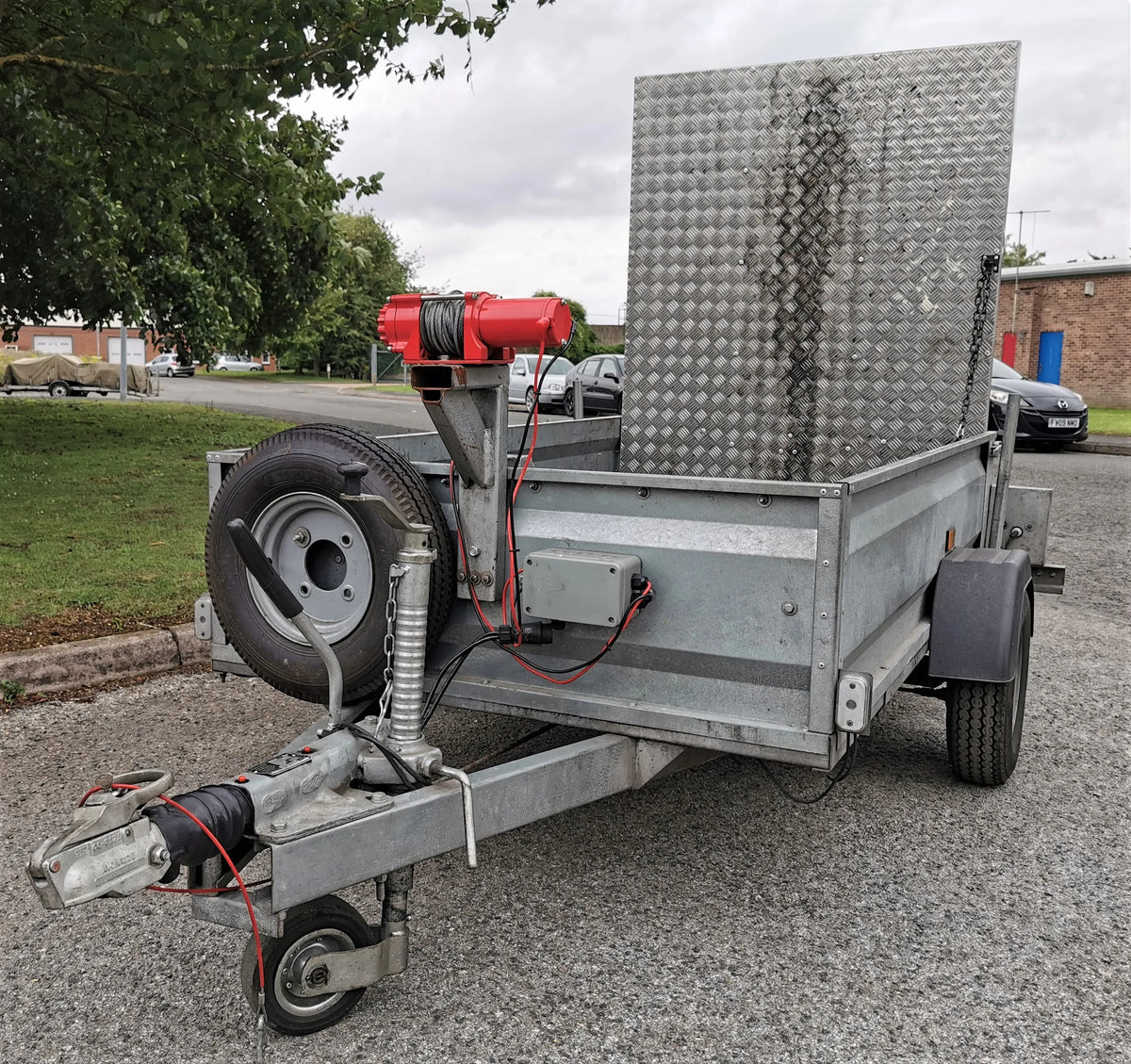 Single axle braked trailer with electric winch