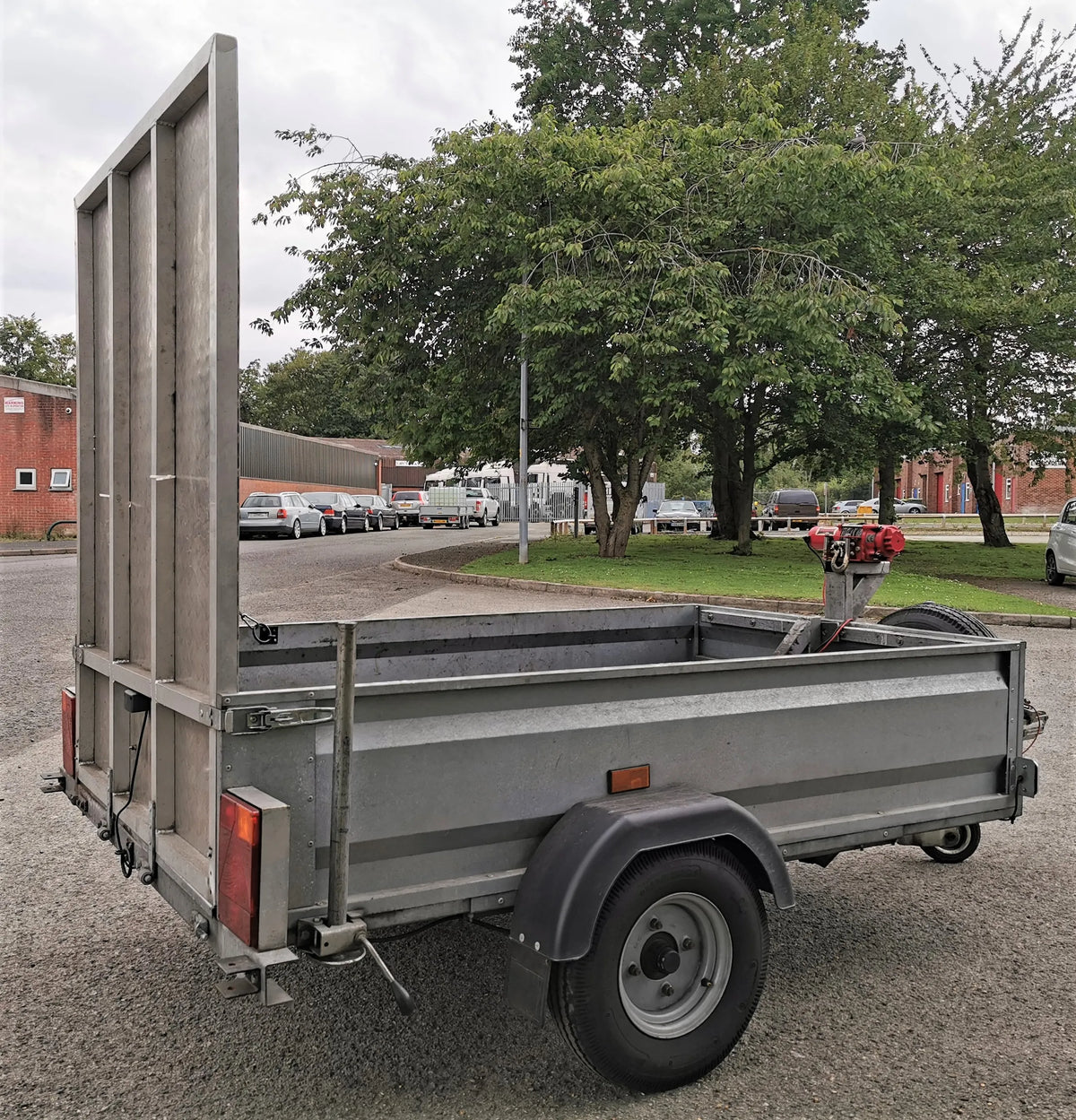 Single axle braked trailer with electric winch