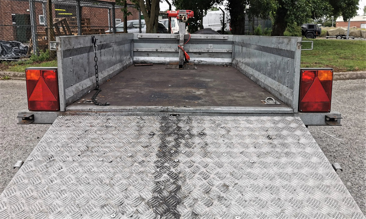 Single axle braked trailer with electric winch