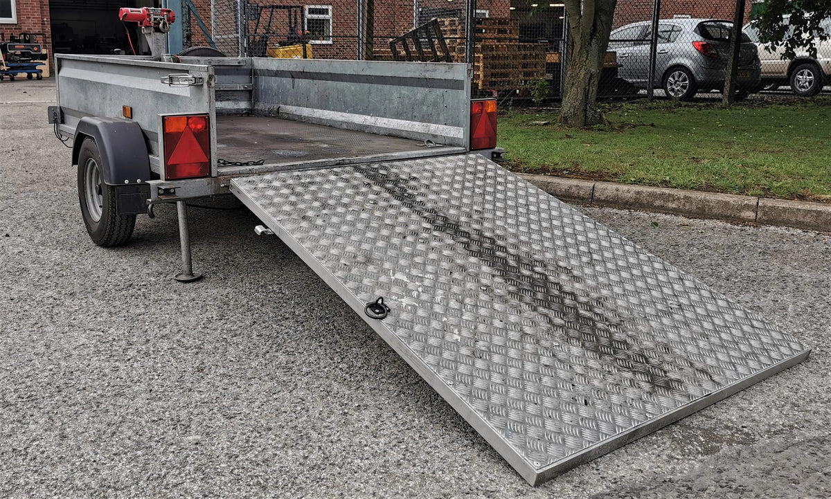Single axle braked trailer with electric winch