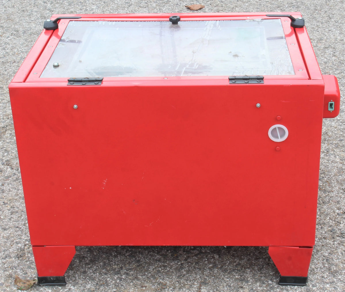 Bench mounted blast cabinet