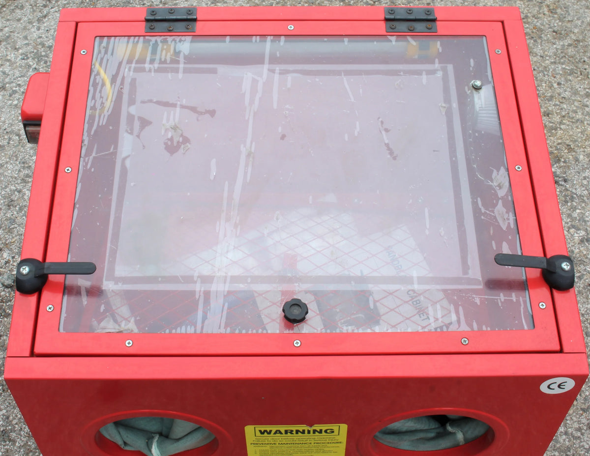Bench mounted blast cabinet
