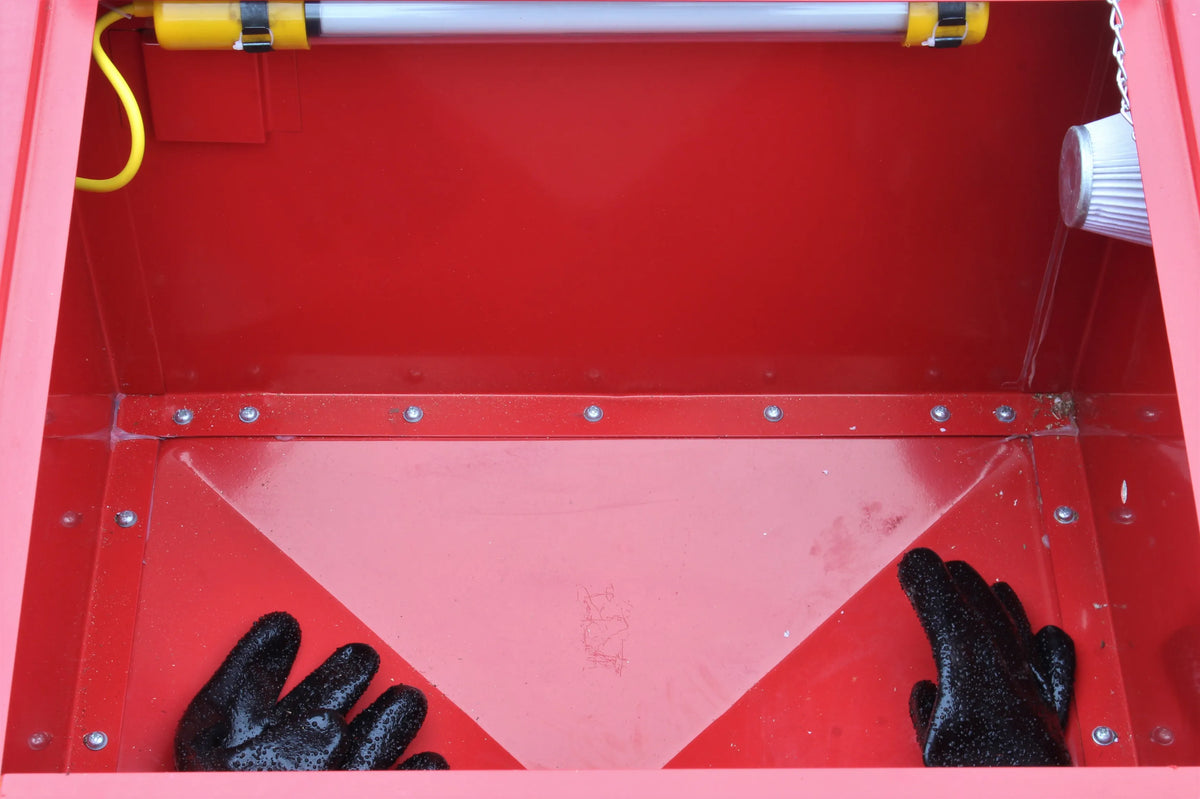 Bench mounted blast cabinet