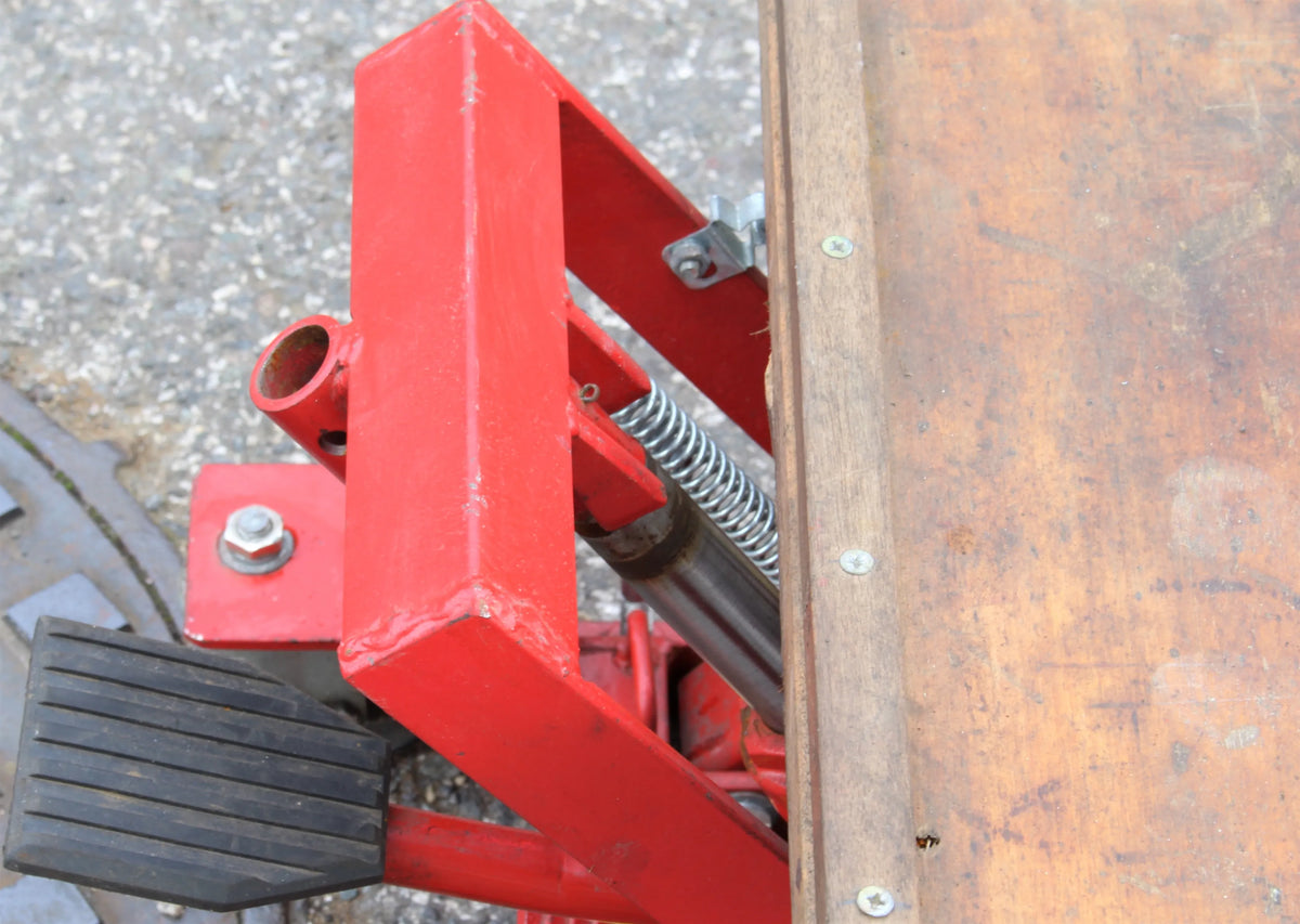 Small hydraulic lift bench