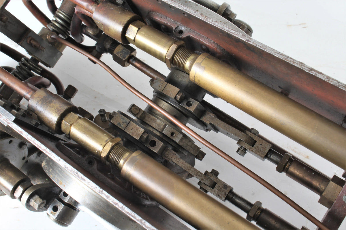 Oscillating cylinder vertical boiler locomotive