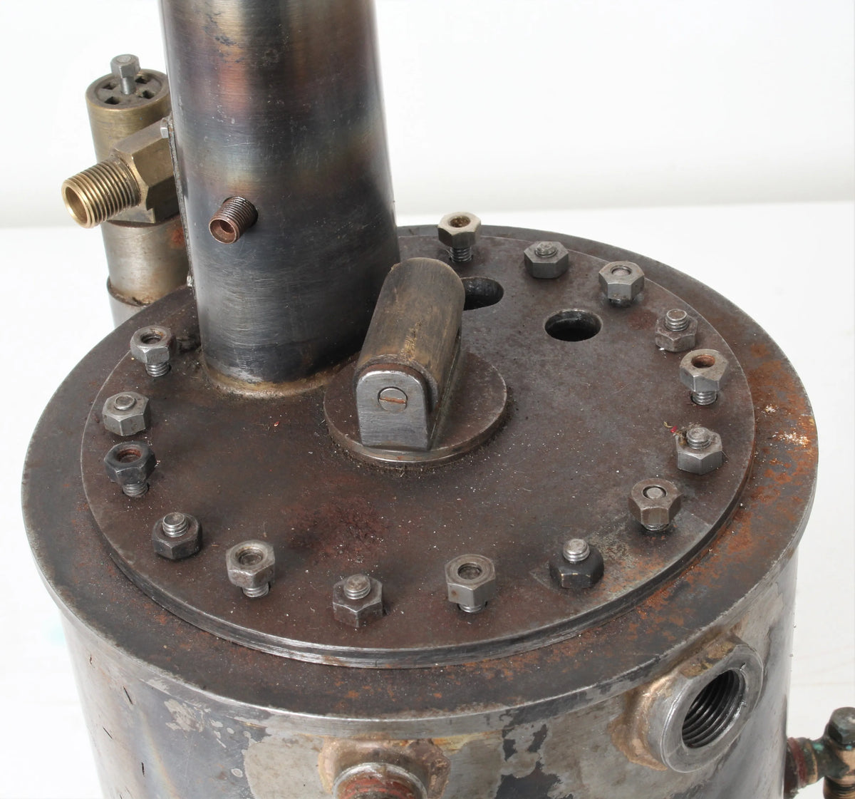 Oscillating cylinder vertical boiler locomotive