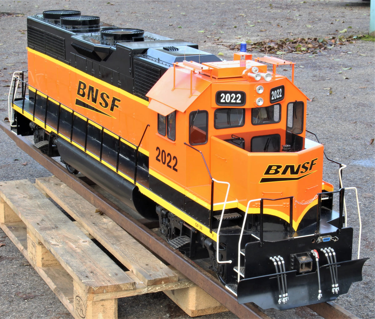 7 1/4 inch gauge GP38 with driving & passenger trucks