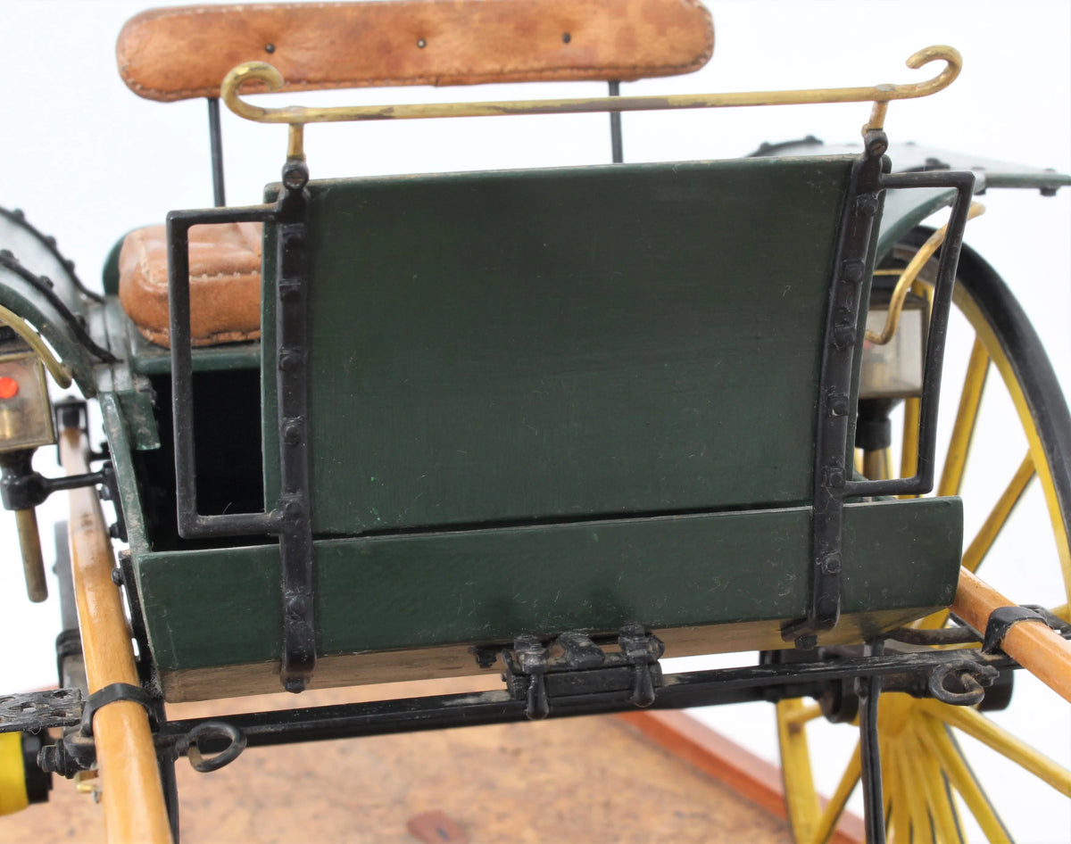 Model horse-drawn Ralli car
