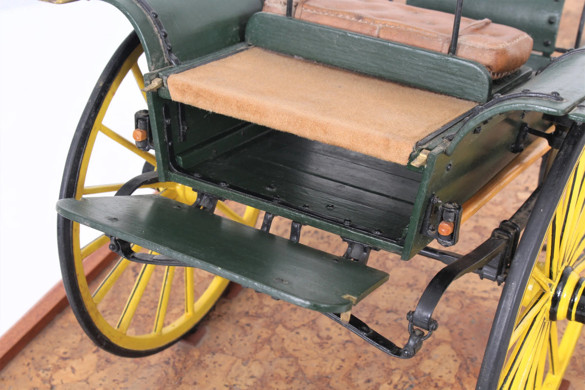 Model horse-drawn Ralli car