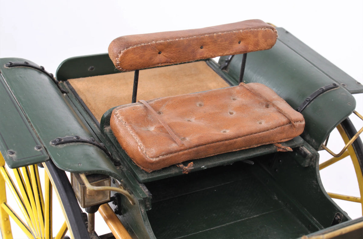 Model horse-drawn Ralli car