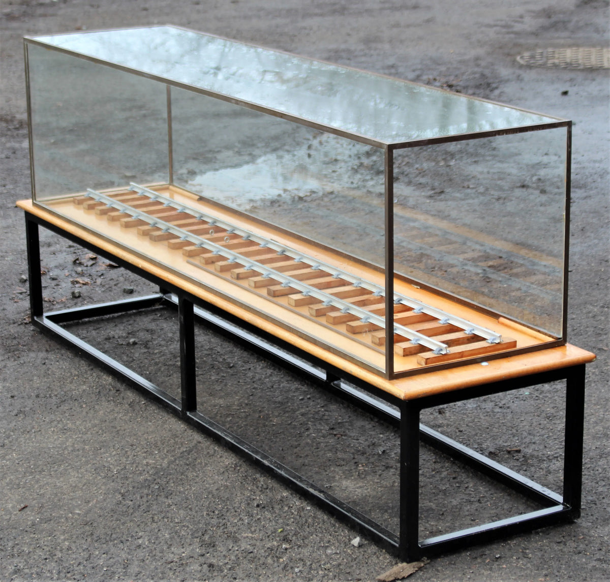 5 inch gauge display stand with glass case