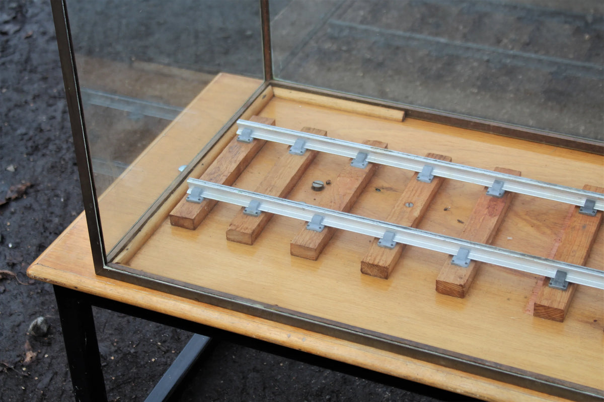5 inch gauge display stand with glass case