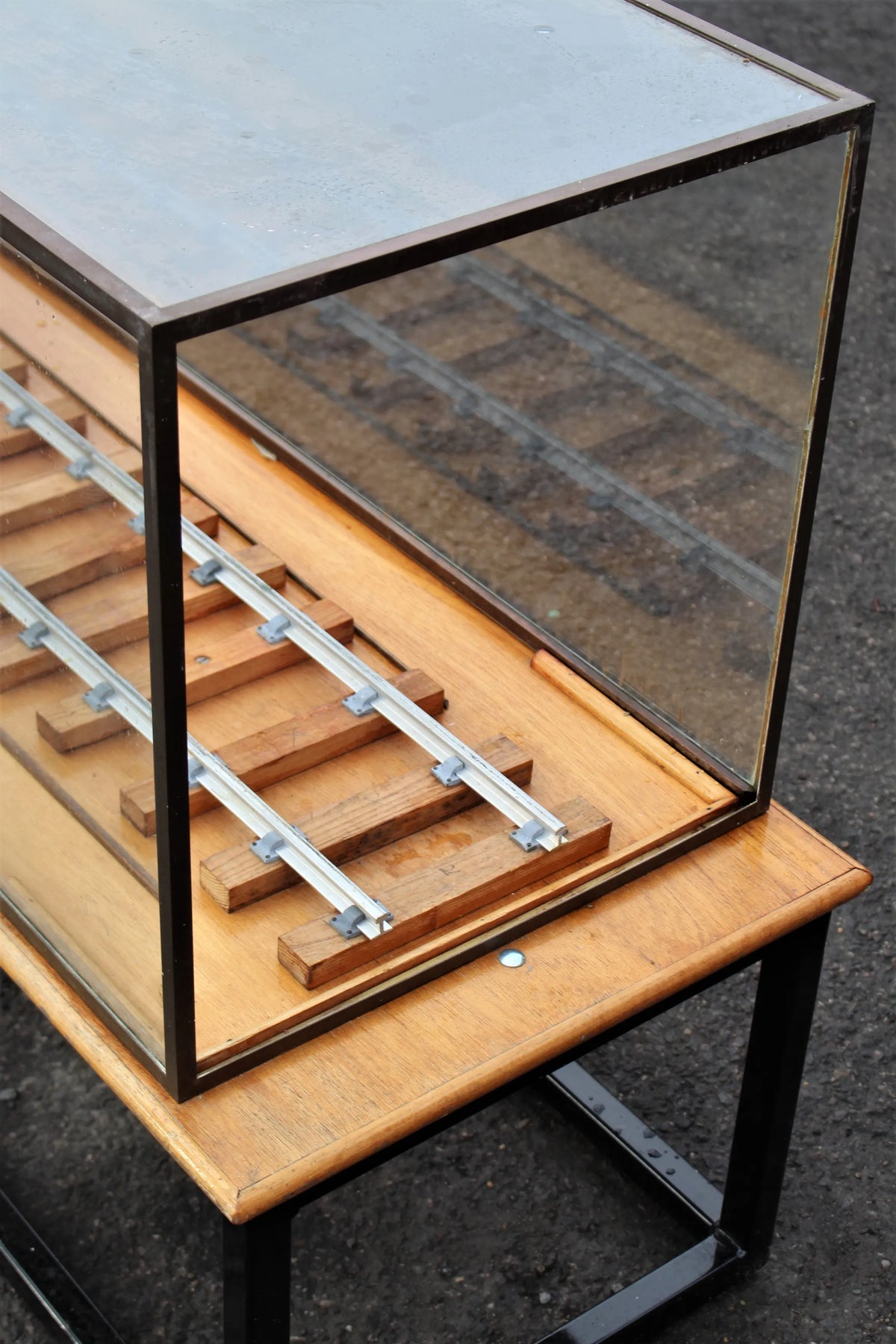 5 inch gauge display stand with glass case