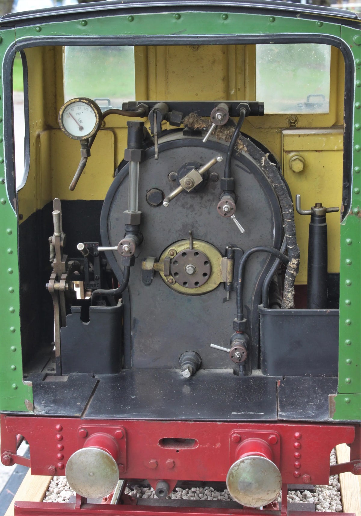 3 1/2 inch narrow gauge 0-6-0T with tipper truck tender