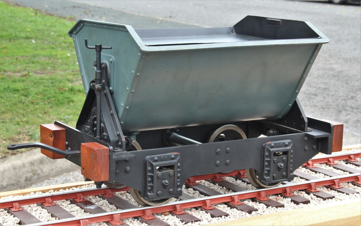 3 1/2 inch narrow gauge 0-6-0T with tipper truck tender