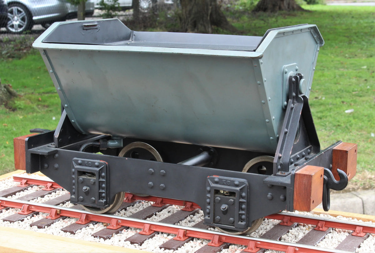 3 1/2 inch narrow gauge 0-6-0T with tipper truck tender