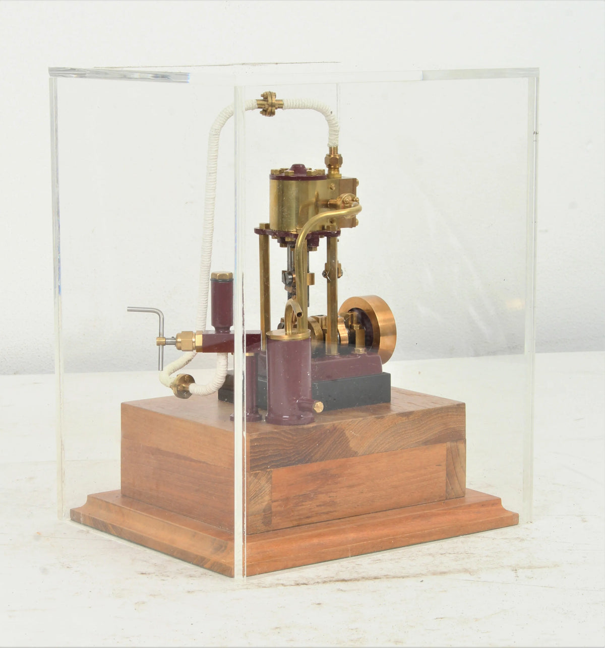 Vertical marine engine with displacement lubricator & case
