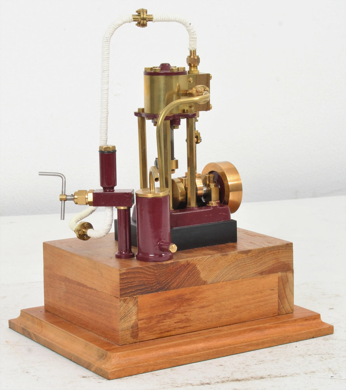 Vertical marine engine with displacement lubricator & case