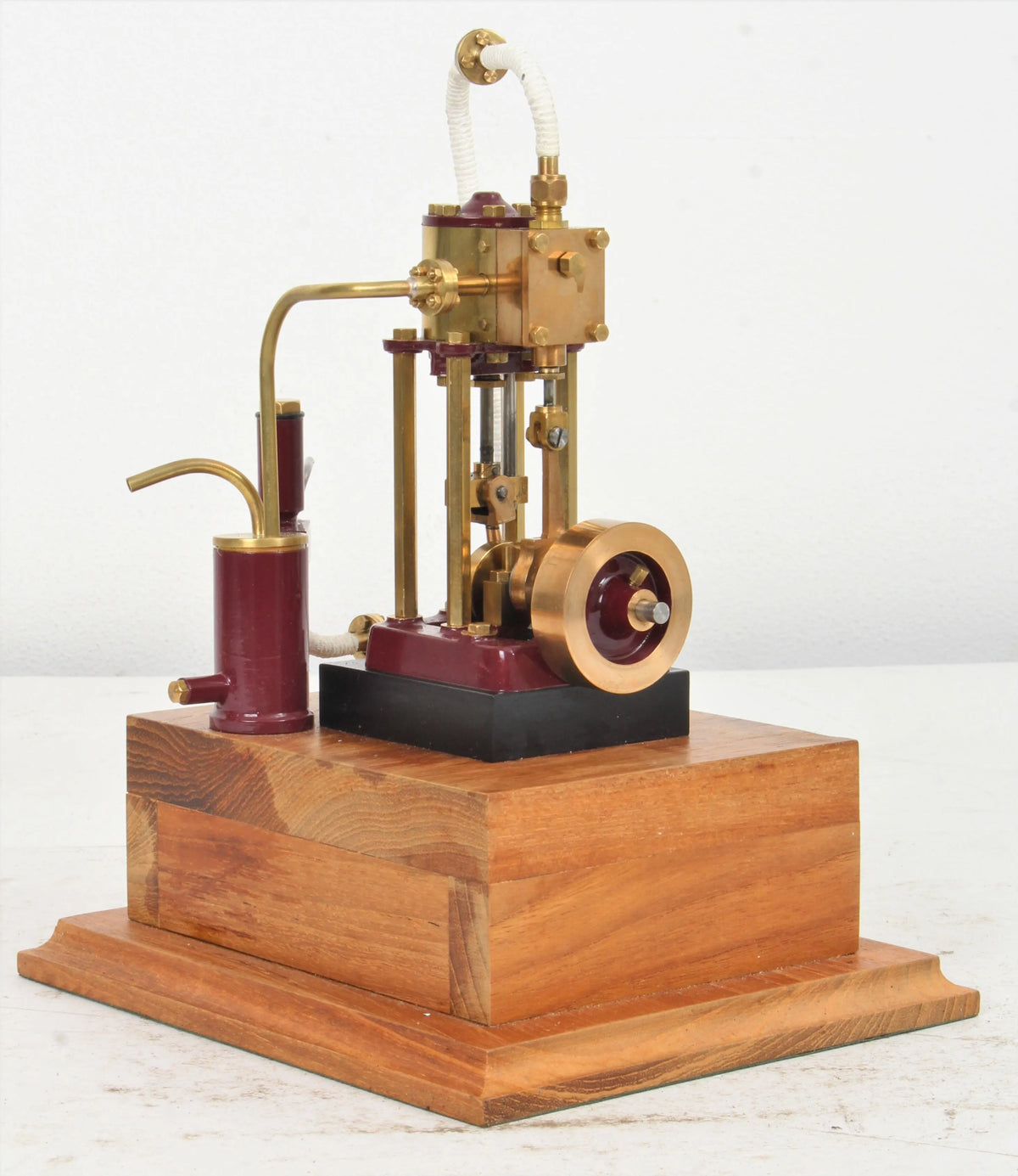 Vertical marine engine with displacement lubricator & case