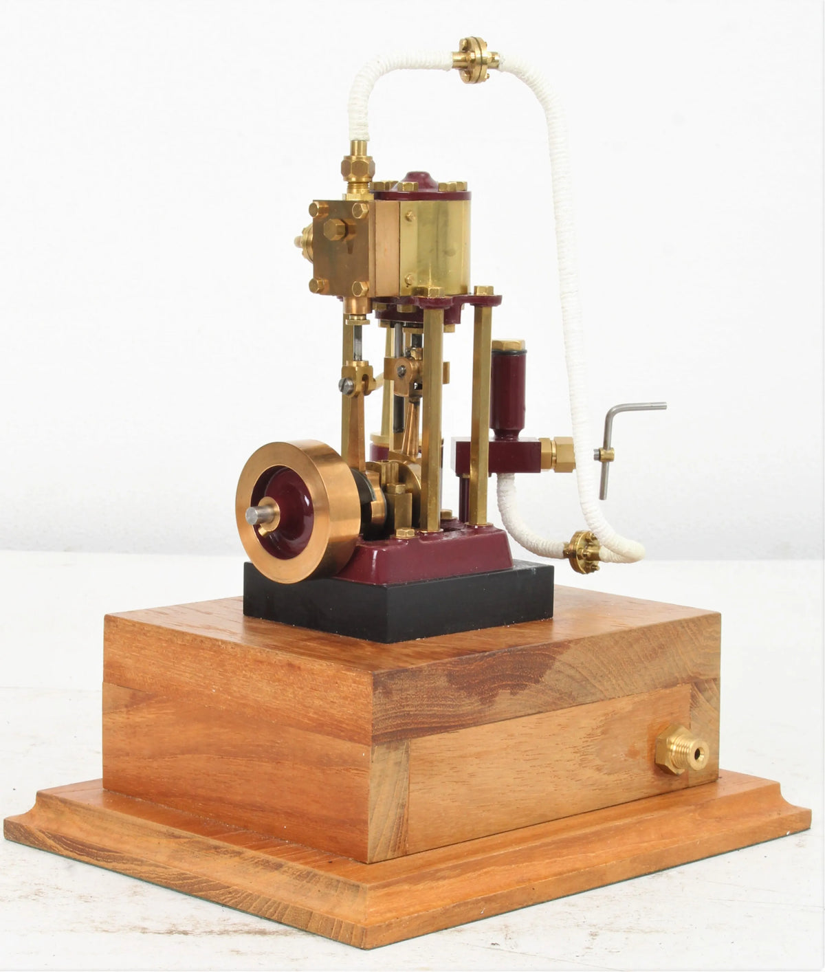 Vertical marine engine with displacement lubricator & case