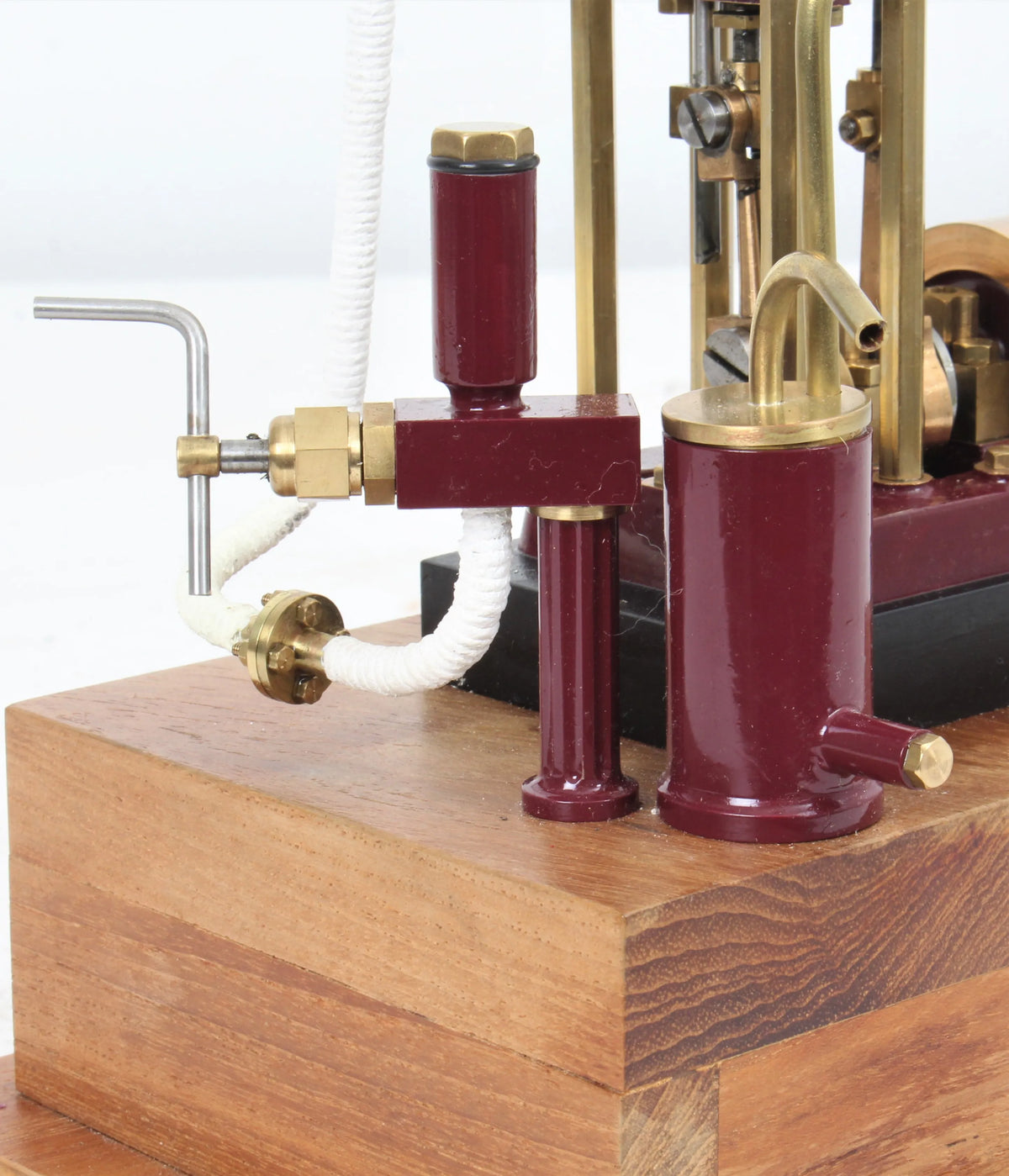Vertical marine engine with displacement lubricator & case