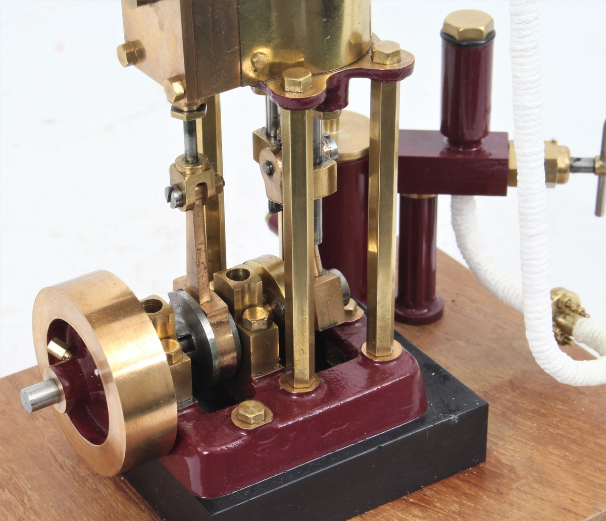 Vertical marine engine with displacement lubricator & case
