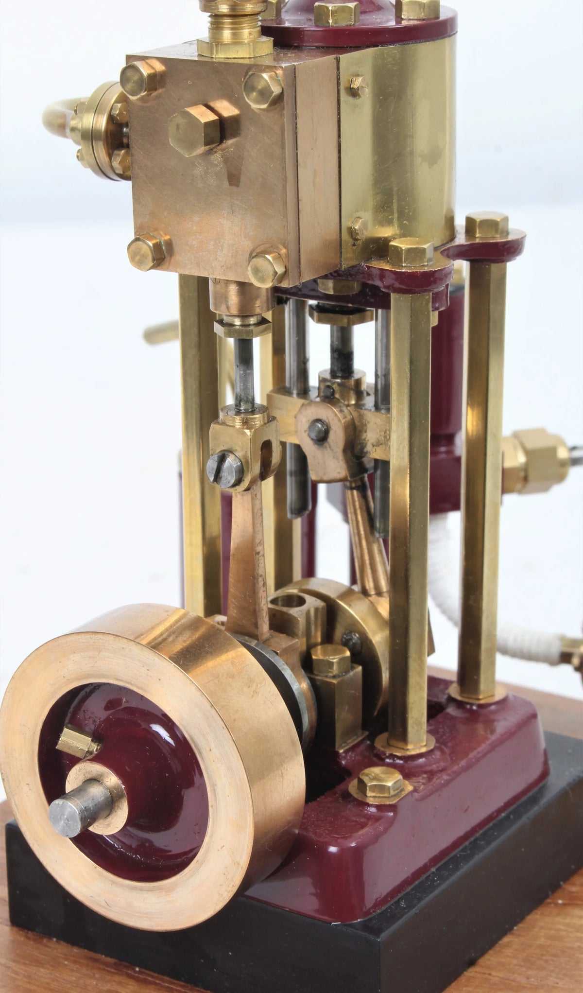Vertical marine engine with displacement lubricator & case