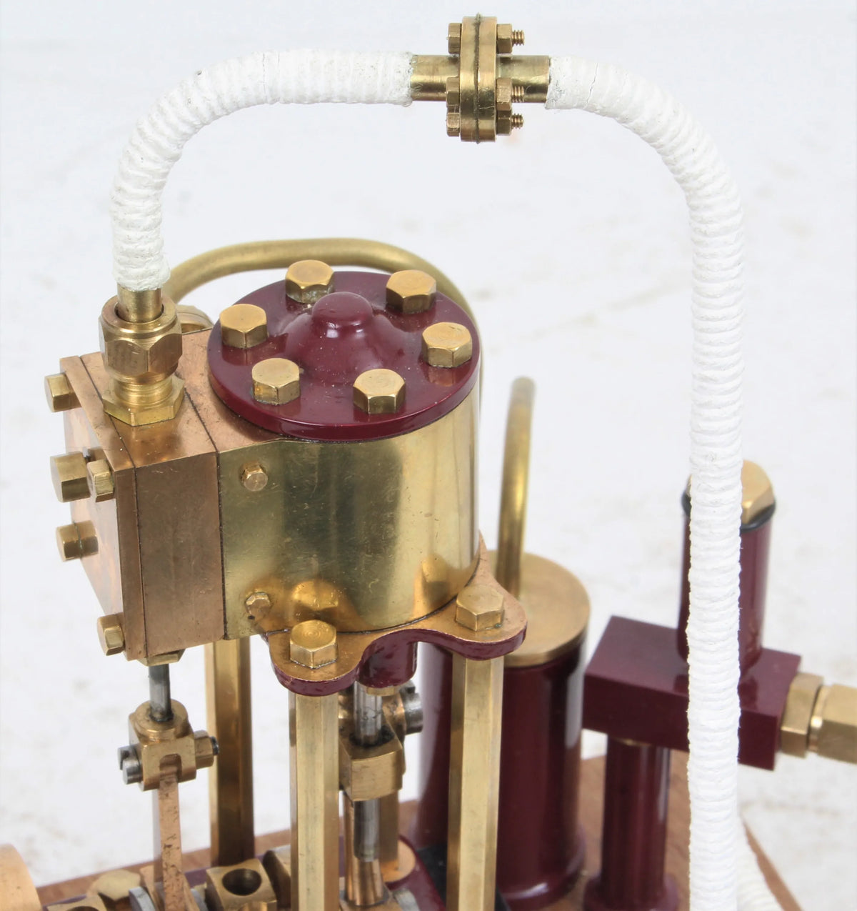 Vertical marine engine with displacement lubricator & case