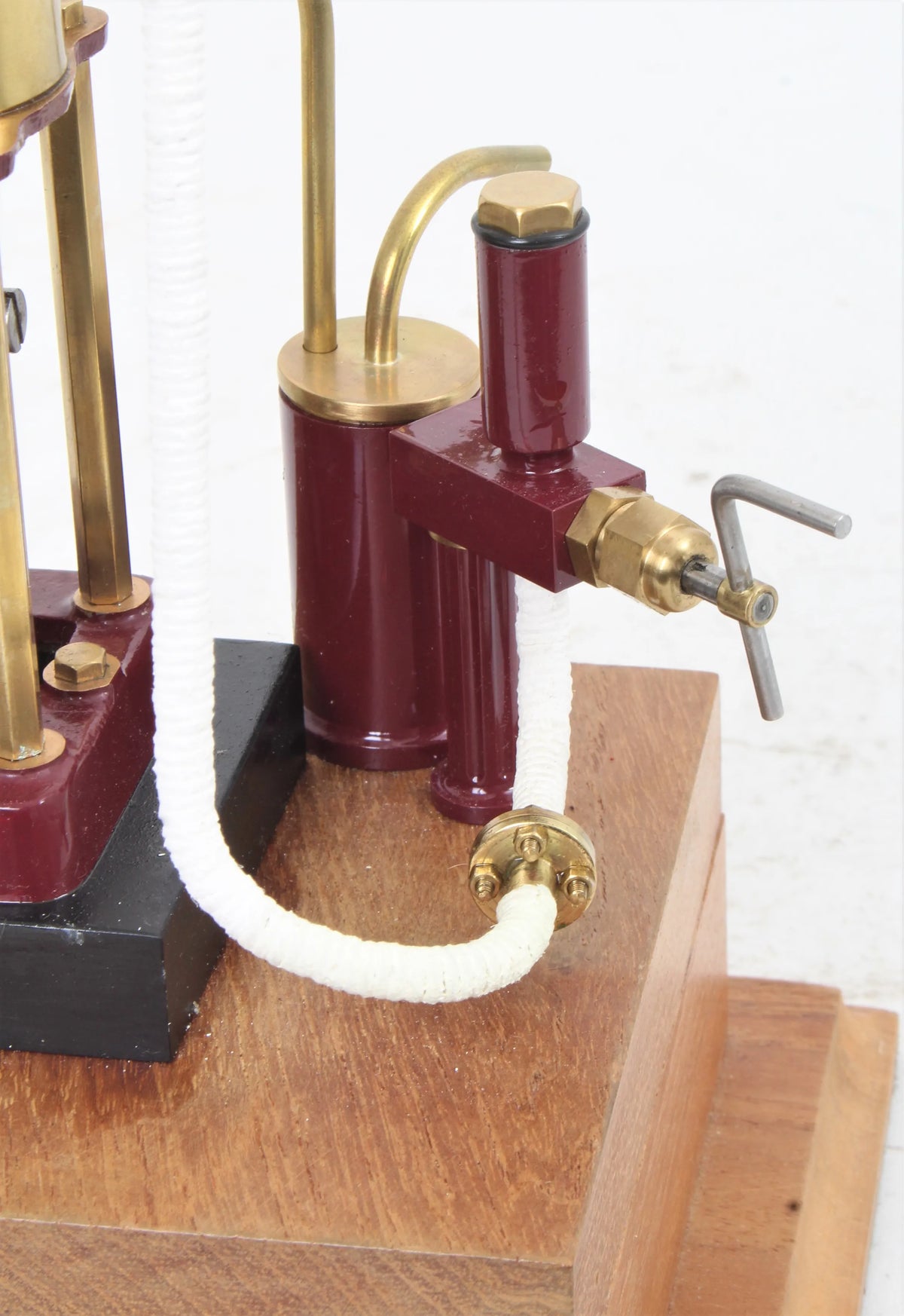Vertical marine engine with displacement lubricator & case