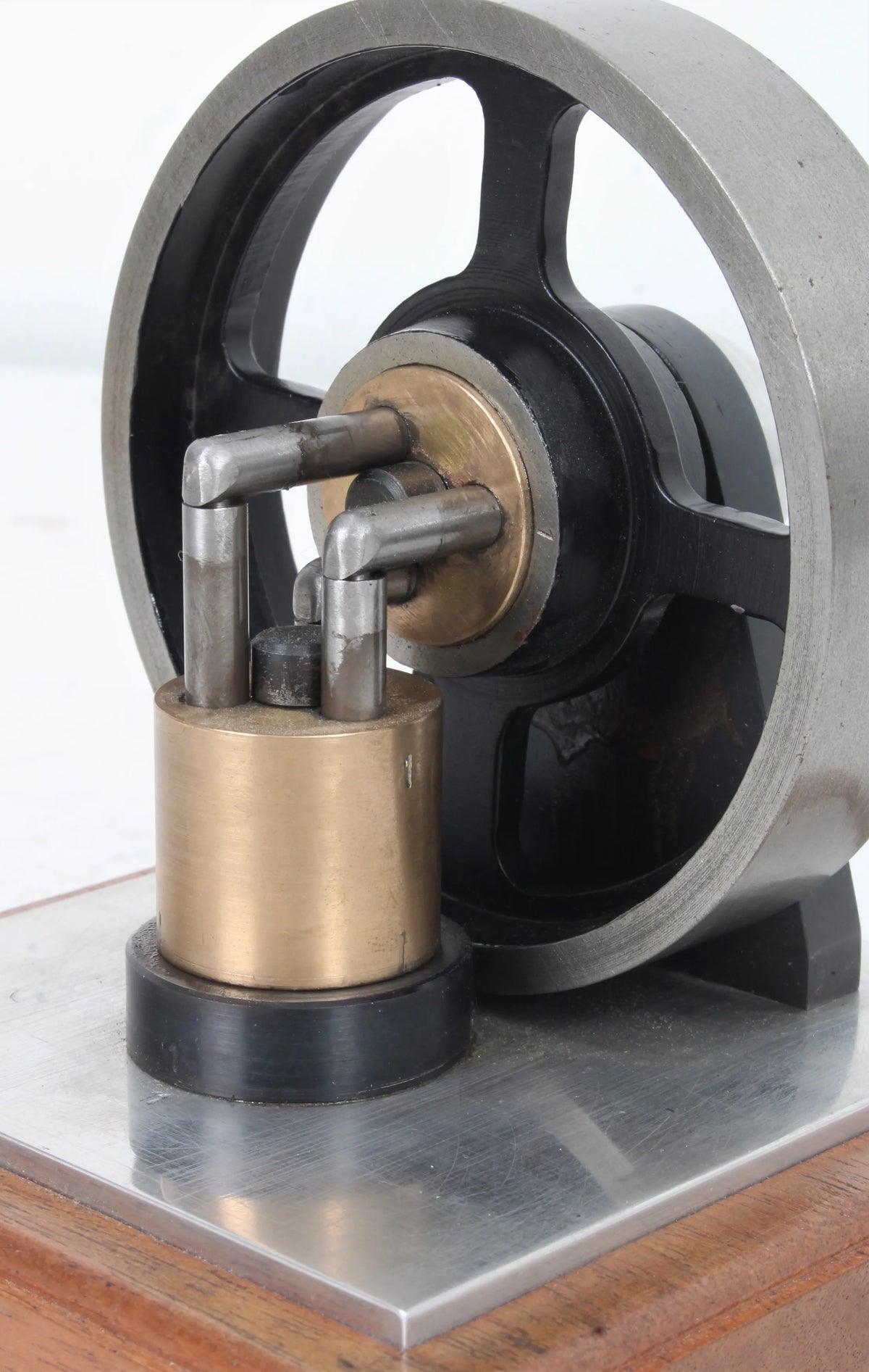 Six cylinder "elbow" engine