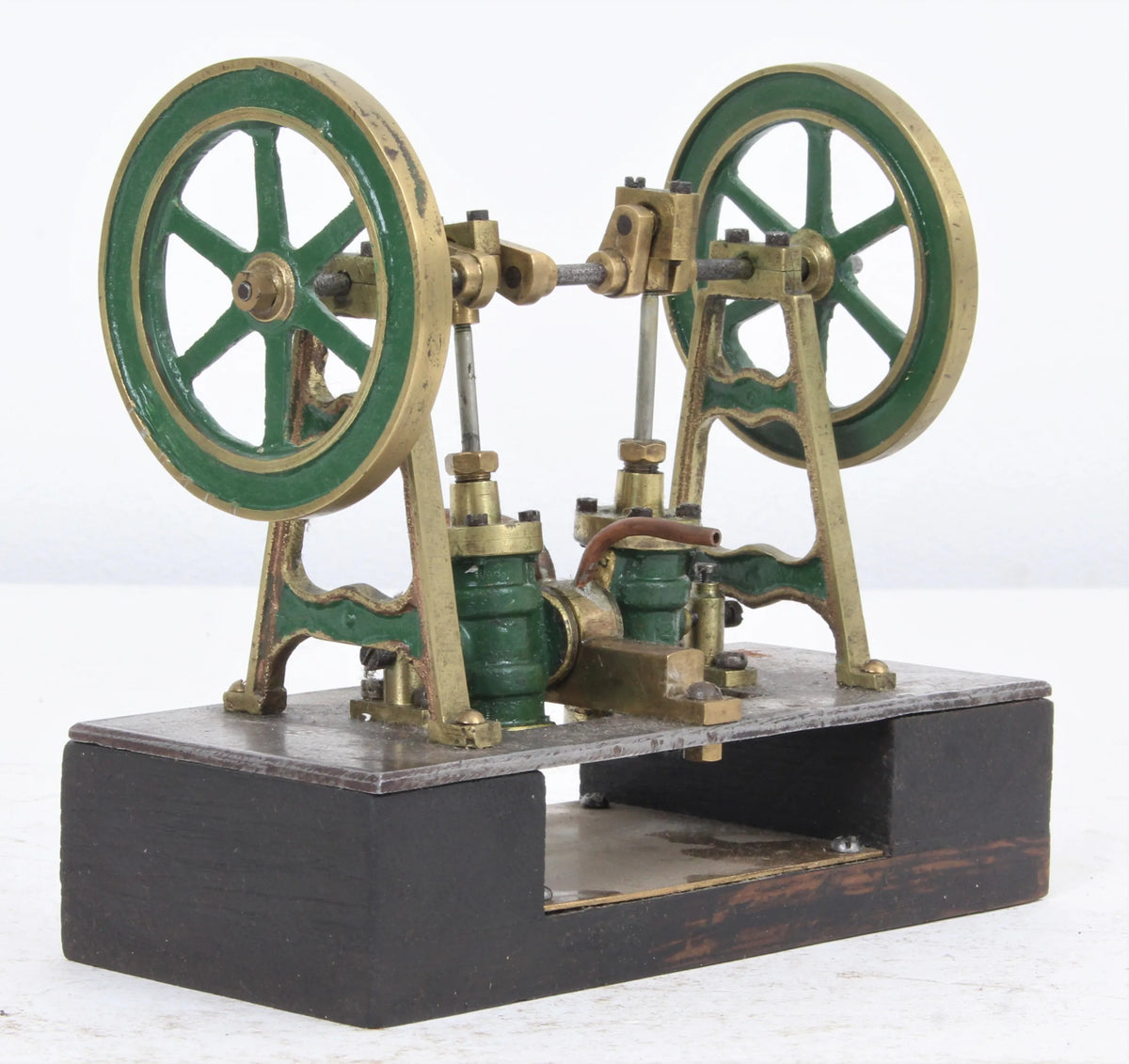 Twin cylinder vertical oscillating engine