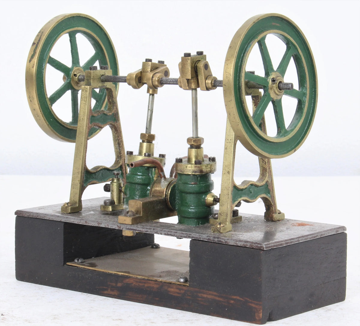Twin cylinder vertical oscillating engine