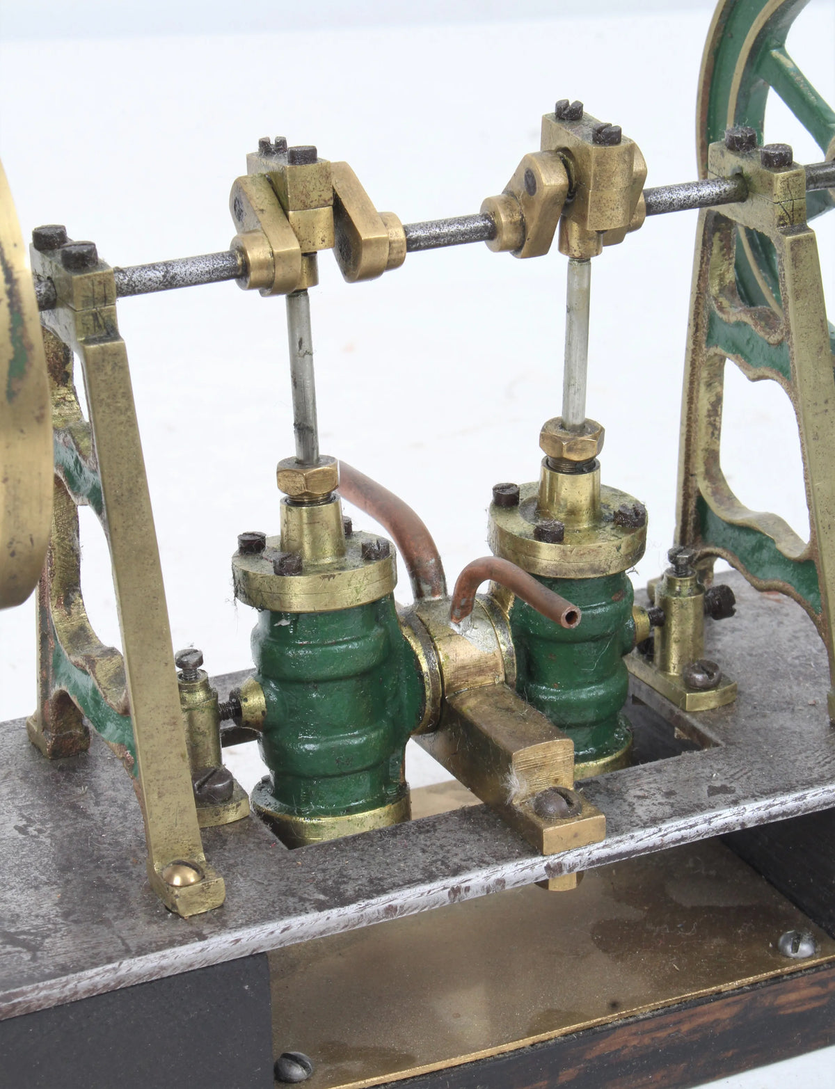 Twin cylinder vertical oscillating engine
