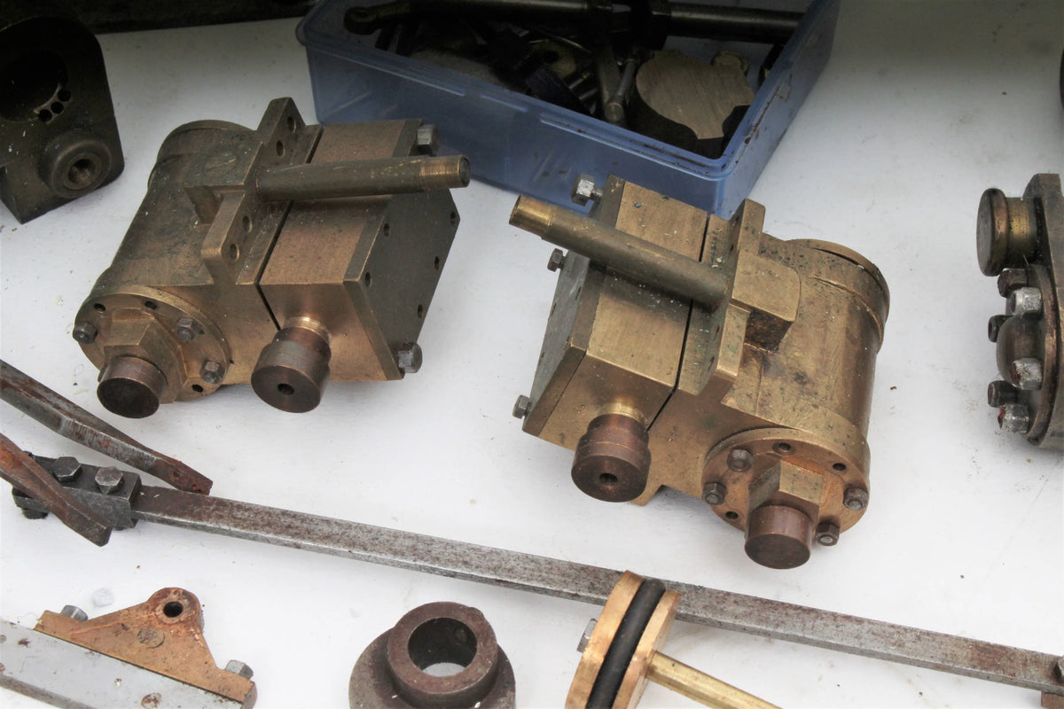 Assorted small cylinders & castings